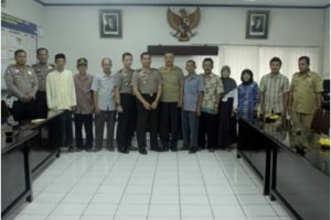 Keluarga korban tabrak lari berfoto bersama dengan jajaran Polres Kuningan.